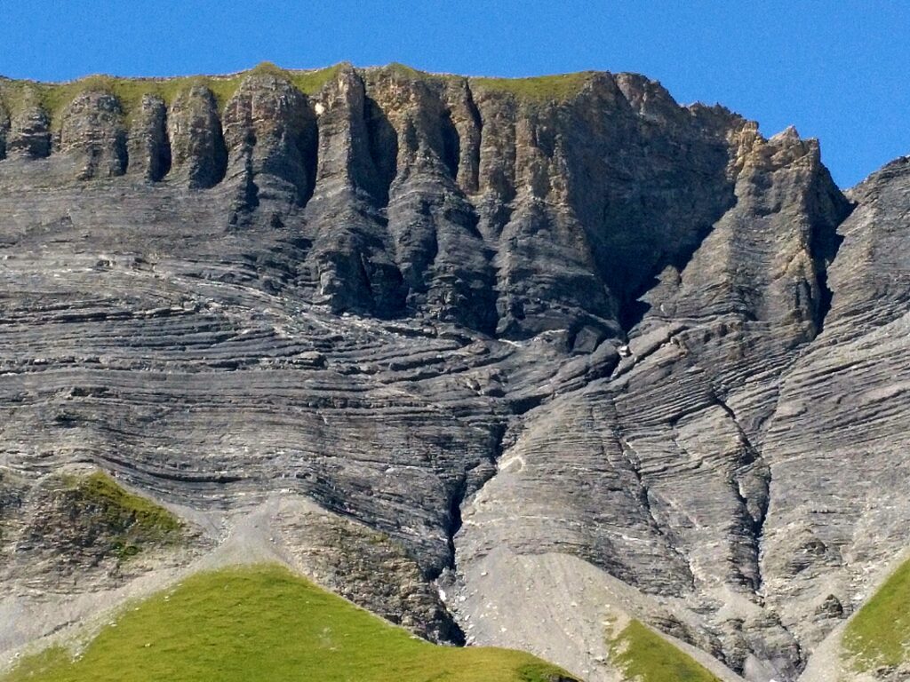 Pli dans des bancs sédimentaires des roches de l’Oberland Suisse