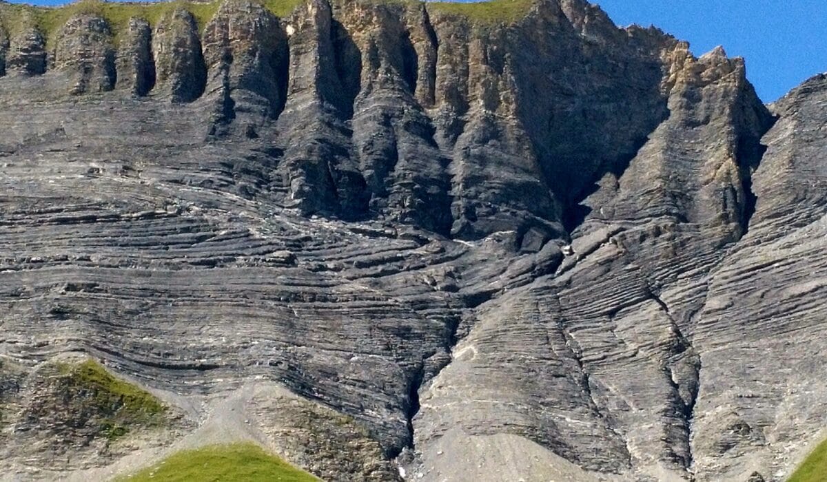 Pli dans des bancs sédimentaires des roches de l’Oberland Suisse