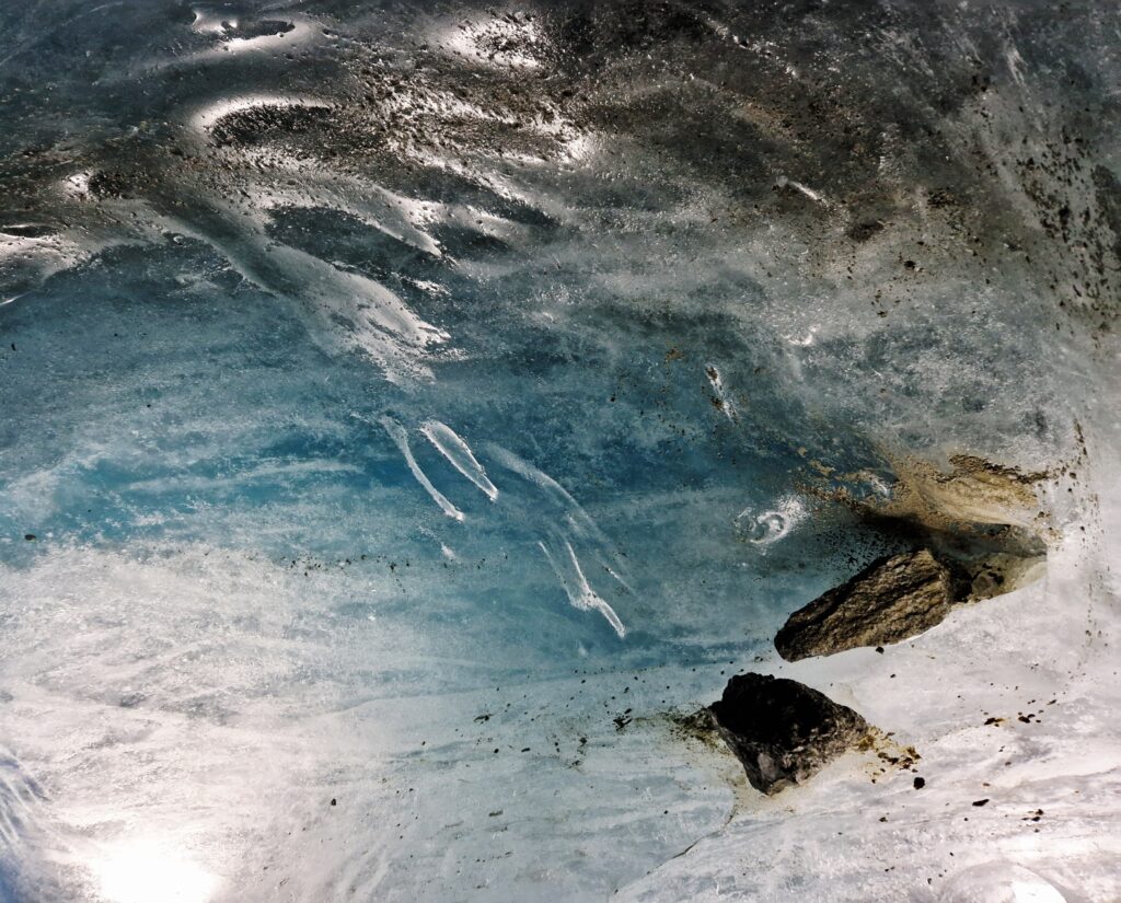 Un glacier c’est un mélange de glace, de sédiments et de bulles d’air.