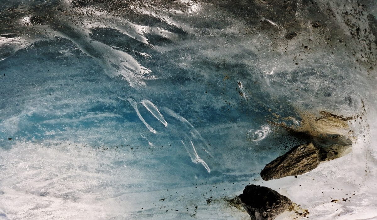 Un glacier c’est un mélange de glace, de sédiments et de bulles d’air.