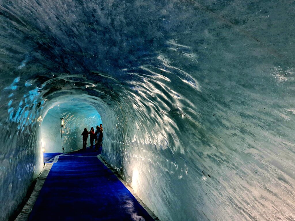 Visite commentée de la grotte de glace du Glacier de la Mer de Glace (Chamonix, France)