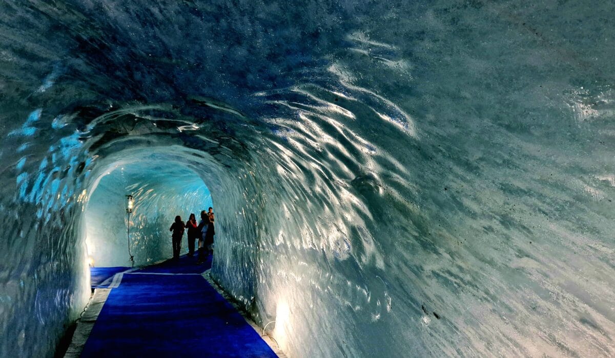 Visite commentée de la grotte de glace du Glacier de la Mer de Glace (Chamonix, France)