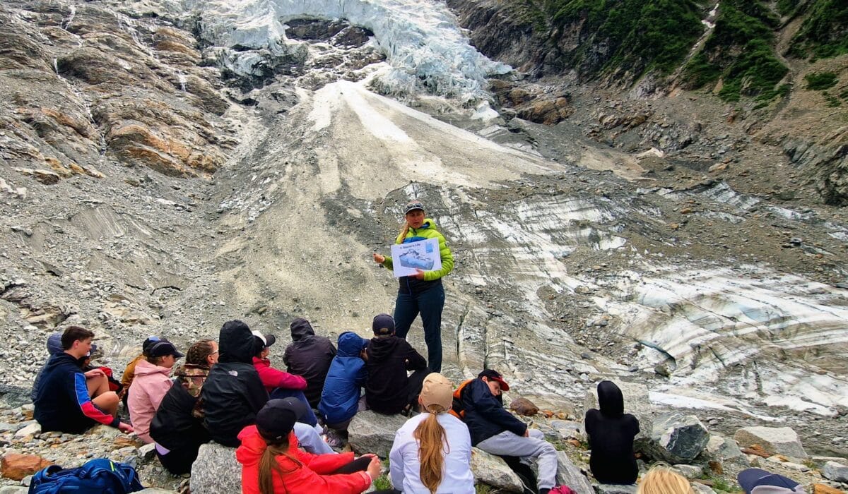 Explications sur la formation des glaciers auprès des élèves de l'école des Bossons, au pied du glacier.