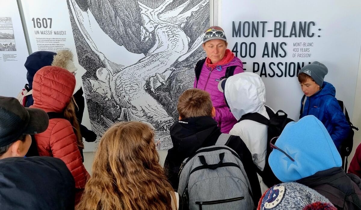 Retour sur 400 ans d'histoire du Mont-Blanc, du « massif maudit » de 1607 à aujourd'hui, avec un groupe de scolaires à l'Aiguille du Midi.