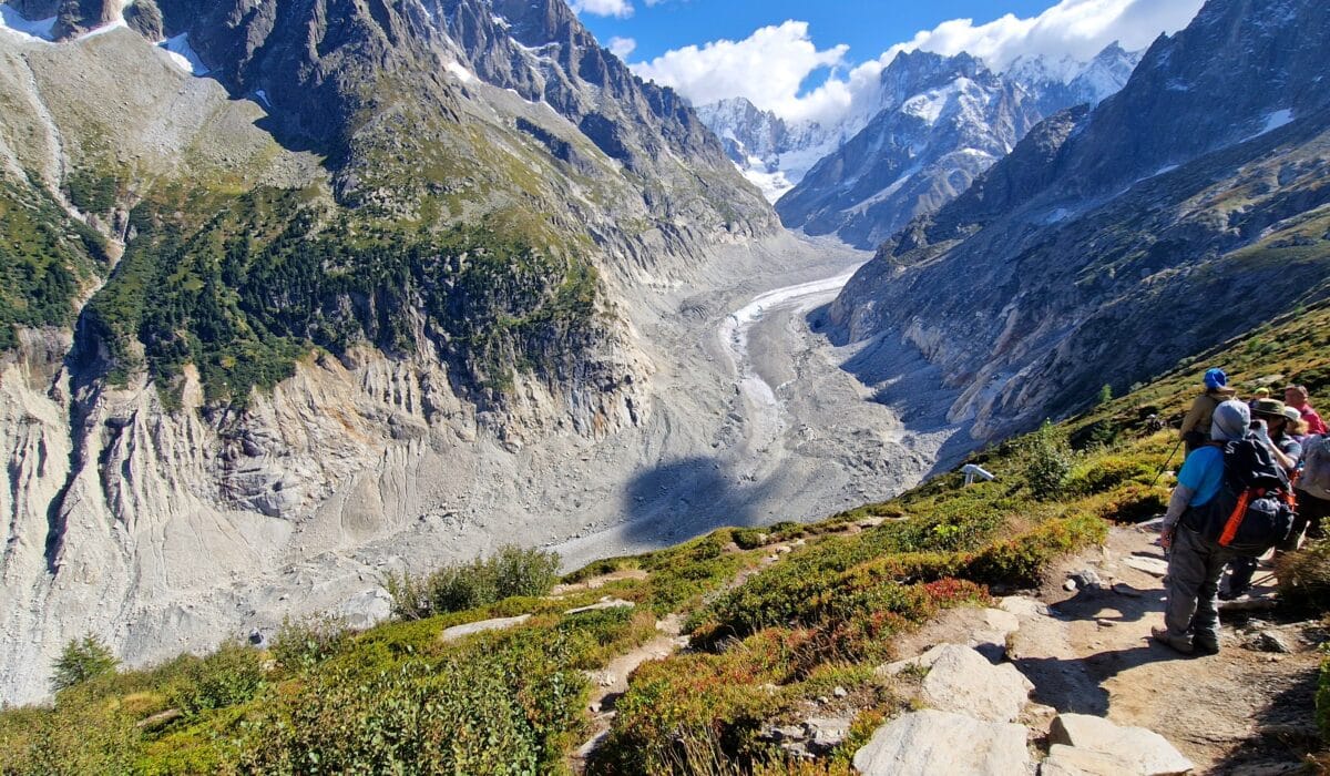 Les moraines latérales révèlent l'épaisseur qu'avait la Mer de Glace il y a un siècle.