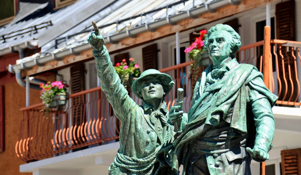 Balmat et de Saussure, au cœur de Chamonix : la première ascension du Mont-Blanc en 1786 est née d'une curiosité scientifique.